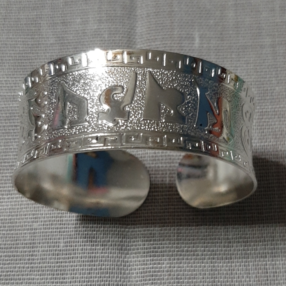 a woman bracelet 7 and half inches